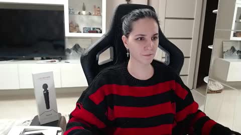 Snapshot of irwi_tomboy chatting on 12.20.24 Irwi Tomboy online show from 12.20.24