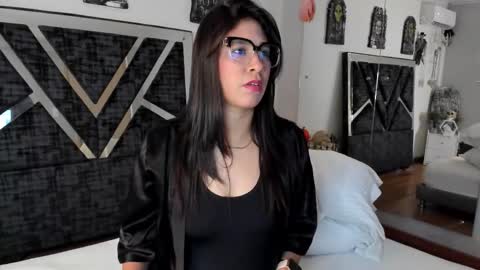 oIssaJonneso online show from 10.25.25