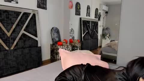 oIssaJonneso online show from 10.26.25