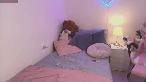 Snapshot of isabel_roux chatting on 12.03.25 Isabel online show from 12.03.25