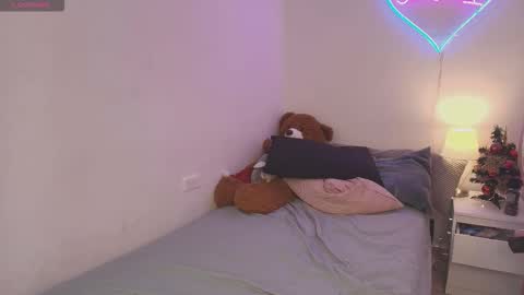 Snapshot of isabel_roux chatting on 12.19.25 Isabel online show from 12.19.25