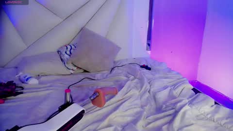 Snapshot of isabela_saenzz chatting on 09.29.25 I S A B E L A ISA online show from 09.29.25