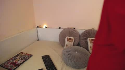 Snapshot of isabella__dark chatting on 12.18.24    online show from 12.18.24
