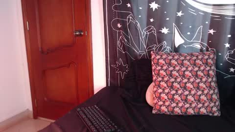 Snapshot of isabella__dark chatting on 01.14.25    online show from 01.14.25
