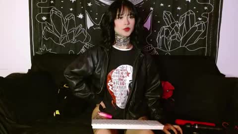 Snapshot of isabella__dark chatting on 10.27.25    online show from 10.27.25