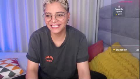 Snapshot of isabellamoutt chatting on 11.23.25 Isabella Mout online show from 11.23.25