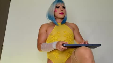 Isabella Hilton online show from 11.06.25