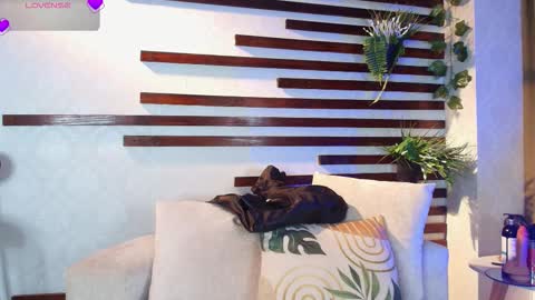 Snapshot of isamoon_ chatting on 02.13.26 Isa online show from 02.13.26