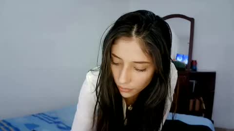 Snapshot of isis_pink chatting on 01.07.25 Alaya online show from 01.07.25