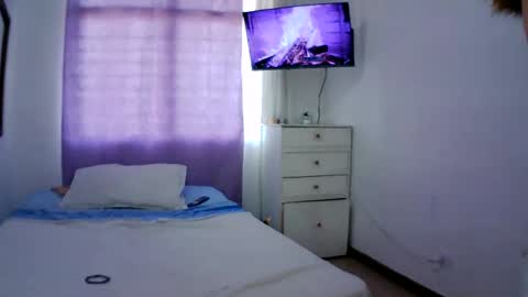 Snapshot of isis_pink chatting on 01.16.25 Alaya online show from 01.16.25