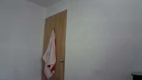 Snapshot of isis_pink chatting on 01.26.25 Alaya online show from 01.26.25