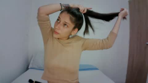 Snapshot of isis_pink chatting on 01.27.25 Alaya online show from 01.27.25