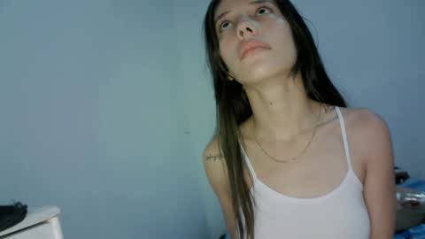 Snapshot of isis_pink chatting on 02.03.25 Alaya online show from 02.03.25