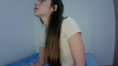 Snapshot of isis_pink chatting on 02.04.25 Alaya online show from 02.04.25