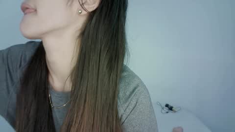 Snapshot of isis_pink chatting on 02.05.25 Alaya online show from 02.05.25