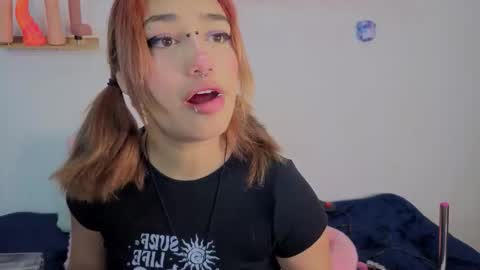 Snapshot of isisjones18 chatting on 10.30.25 Isisjones18 online show from 10.30.25