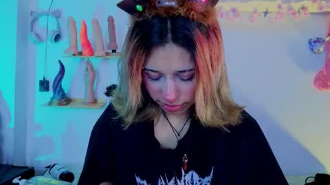 Snapshot of isisjones18 chatting on 12.14.25 Isisjones18 online show from 12.14.25