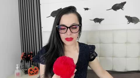 Isis Noir online show from 10.25.25