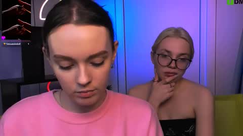 Snapshot of isla_dior chatting on 12.22.25 isla_dior online show from 12.22.25