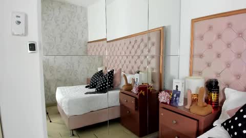 Snapshot of isla_scott chatting on 02.24.25 Vanessa online show from 02.24.25