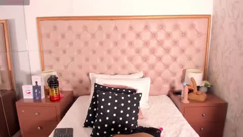 Snapshot of isla_scott chatting on 03.08.25 Vanessa online show from 03.08.25