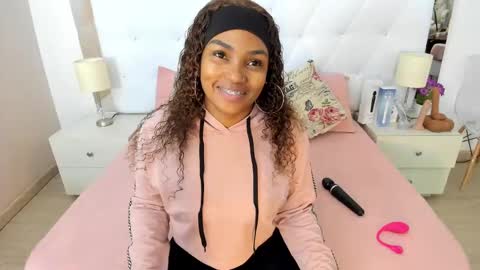 Snapshot of isla_scott chatting on 10.05.25 Vanessa online show from 10.05.25