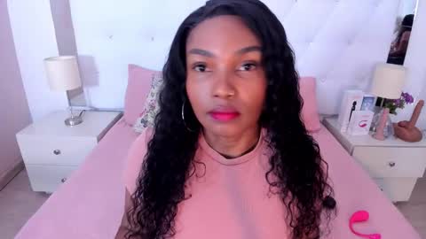 Snapshot of isla_scott chatting on 10.08.25 Vanessa online show from 10.08.25