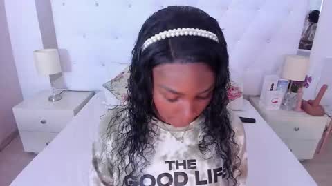 Snapshot of isla_scott chatting on 10.09.25 Vanessa online show from 10.09.25