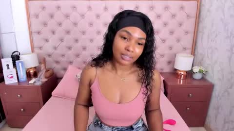 Snapshot of isla_scott chatting on 10.19.25 Vanessa online show from 10.19.25