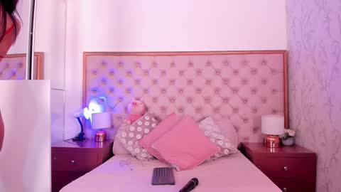 Snapshot of isla_scott chatting on 10.27.25 Vanessa online show from 10.27.25