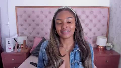 Snapshot of isla_scott chatting on 11.02.25 Vanessa online show from 11.02.25