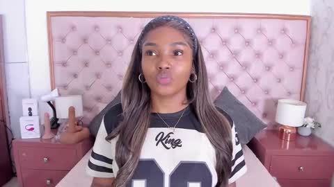 Snapshot of isla_scott chatting on 11.04.25 Vanessa online show from 11.04.25