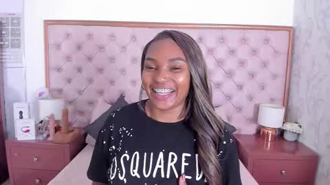 Snapshot of isla_scott chatting on 11.10.25 Vanessa online show from 11.10.25