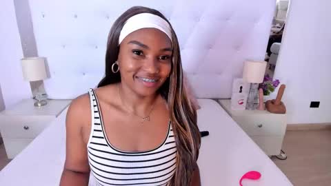 Snapshot of isla_scott chatting on 11.14.25 Vanessa online show from 11.14.25