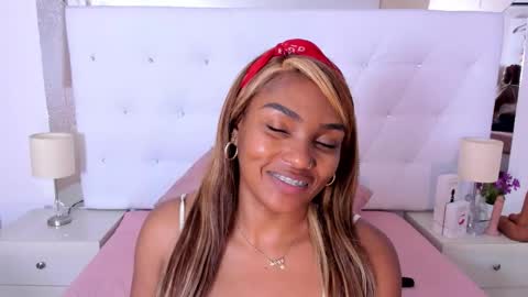 Snapshot of isla_scott chatting on 11.19.25 Vanessa online show from 11.19.25