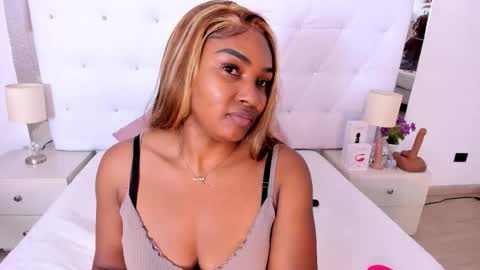 Snapshot of isla_scott chatting on 11.23.25 Vanessa online show from 11.23.25