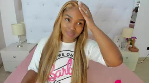 Snapshot of isla_scott chatting on 12.04.25 Vanessa online show from 12.04.25