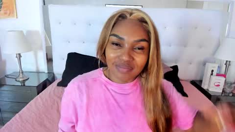 Snapshot of isla_scott chatting on 03.08.26 Vanessa online show from 03.08.26