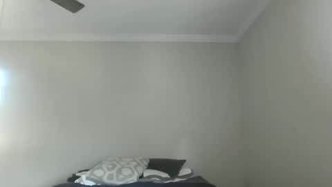 island625103 online show from 09.15.25