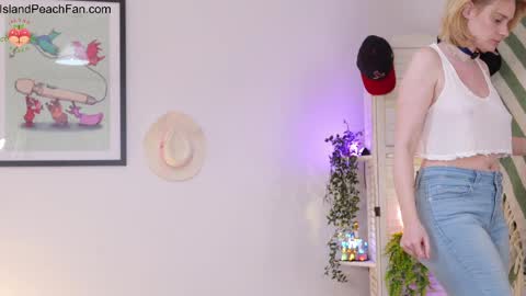 Snapshot of island_peach chatting on 03.27.26 Lou Peaches online show from 03.27.26
