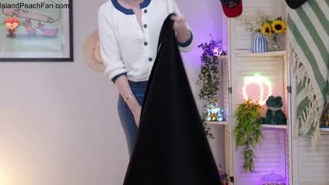 Snapshot of island_peach chatting on 04.04.26 Lou Peaches online show from 04.04.26