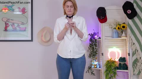 Snapshot of island_peach chatting on 04.05.26 Lou Peaches online show from 04.05.26