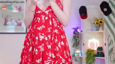 Snapshot of island_peach chatting on 04.18.26 Lou Peaches online show from 04.18.26