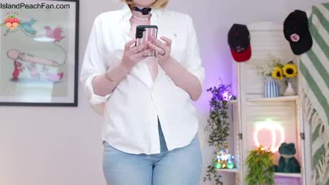 Snapshot of island_peach chatting on 04.26.26 Lou Peaches online show from 04.26.26