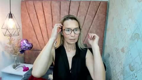 Snapshot of issa_milf__ chatting on 11.06.25 ISSA MILF online show from 11.06.25