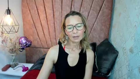 Snapshot of issa_milf__ chatting on 11.13.25 ISSA MILF online show from 11.13.25