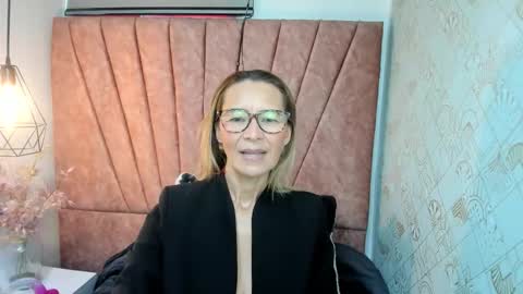 Snapshot of issa_milf__ chatting on 11.17.25 ISSA MILF online show from 11.17.25