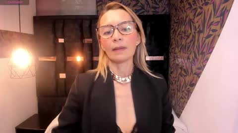 Snapshot of issa_milf__ chatting on 12.20.25 ISSA MILF online show from 12.20.25