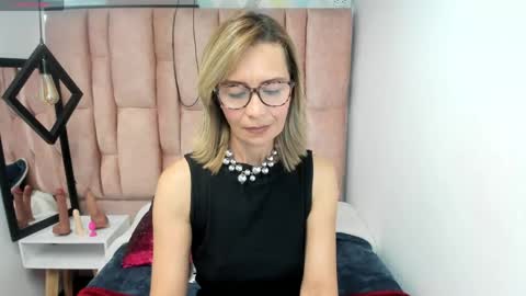 ISSA MILF online show from 04.29.26