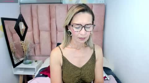 Snapshot of issa_milf__ chatting on 05.14.26 ISSA MILF online show from 05.14.26